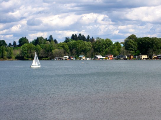 houseboats & sailboat on the Willamette